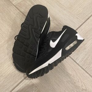 Nike Air Max Black and White Sneakers Women’s 9